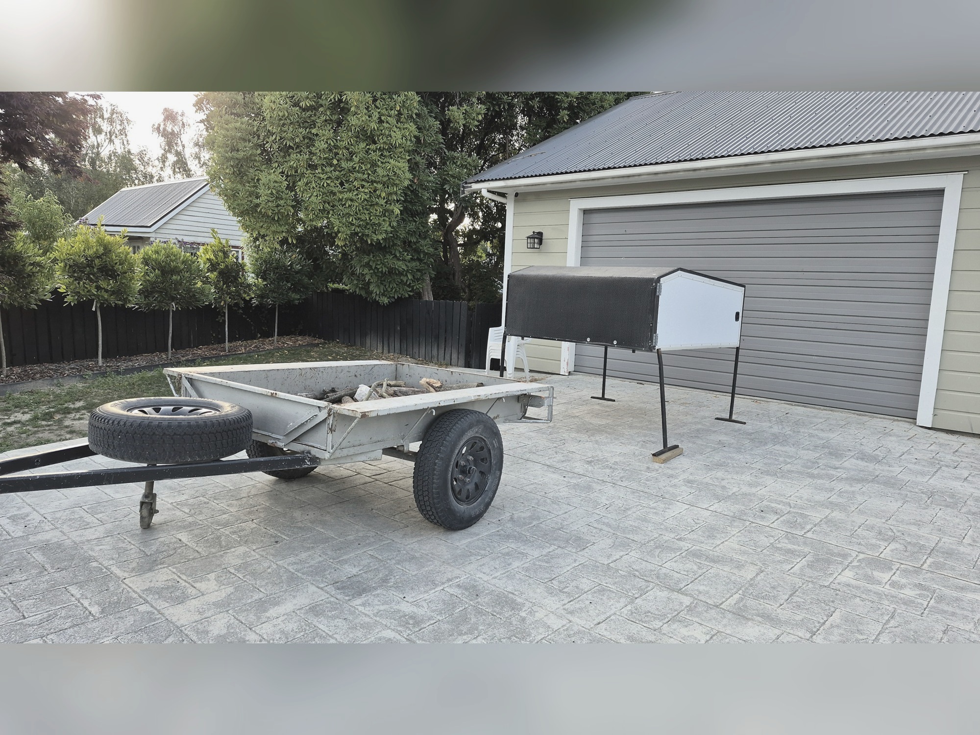 Removable trailer body supported on its legs